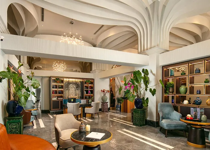 May De Ville Lakeside Hotel